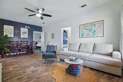 Image de Blue Sky Retreat | Near Love Field + Sauna & Games