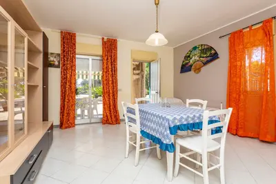 Image de Appartement 'I Ciottoli Dello Ionio - Apt 1' avec vue sur la montagne, terrasse commune et balcon