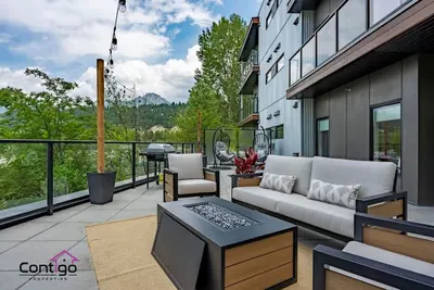 Image de Decked Out | Mtn Views | Ac | Big Patio | Dt | Bbq