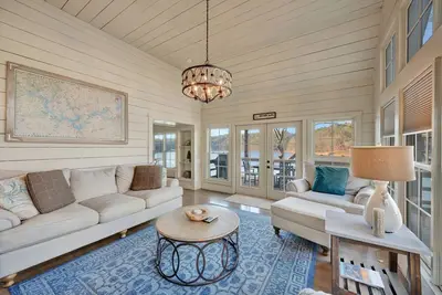 Image de 5 Br 4. 5 Ba Largest house Gated neighborhood, Private dock, Few Steps,