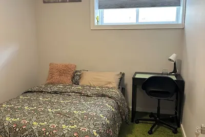Image de One bedroom basement, shared suite with basic amenities for a comfortable stay.