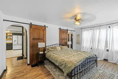 Image de Black remodeled farmhouse minutes to downtown Owensboro
