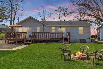 Image de 3 Br 2 Ba Sleeps 8, 70\" smart Tv, 5-min walk to Lake, Ac, Fire Pit, Deck & Porch