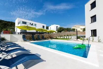 Image de Vlads' Place - pool & garden-view