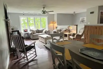 Image de Back Lake Spacious five-bedroom home on Spooner Road