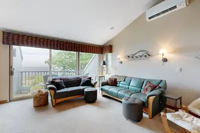 Image de Lakefront condo with deck, gorgeous view, fireplace, & W/D