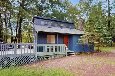 Image de Lake-view house with expansive deck and fireplace, near multiple attractions