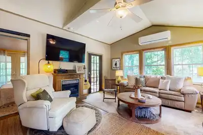 Image de Charming 3br Cottage with Full Kitchen, Wifi and Access to community amenities