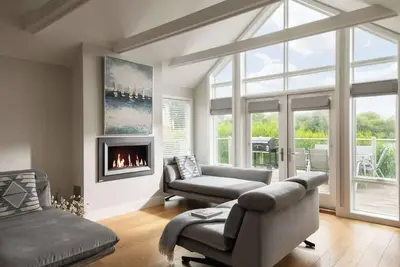 Image de Firefly Lodge - Lakeside Cotswold Stay with Kayaks