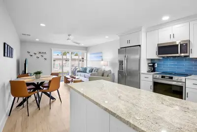 Image de Updated Condo with Beach Access! Shared Pools, Bbq Area! Jamaica Royale Unit 053