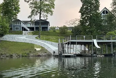 Image de Serene home with private dock, waterslide & fully equipped kitchen