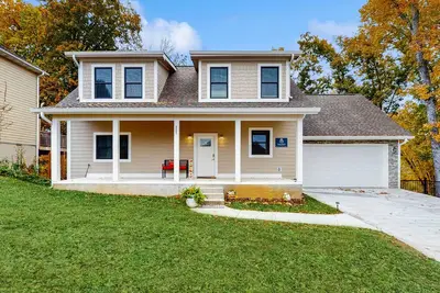 Image de Fantastic home with hot tub, fireplace, game room & fully equipped kitchen