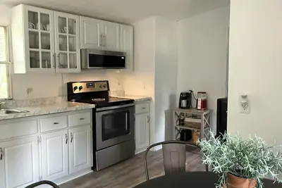Image de 3-bedroom creekside cabin in charming Havelock with kayak and paddleboards.