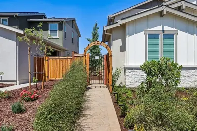 Image de Discover a peaceful retreat tucked between Vacaville and Fairfield, California.