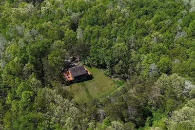 Image de Scenic View Hocking Hills cedar cabin for up to 8 guests that is pet friendly on 30 private acres. Offers pond, Wi-fi and great deck space with first level hot tub.