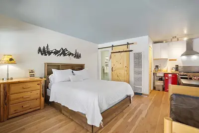 Image de Renovated Lakeview Retreat ~ Beach Access ~ Pool