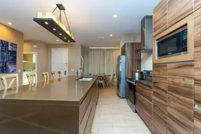 Image de Elegant 4bed Townhome- close to themed parks 3114