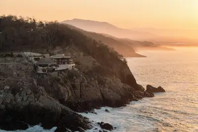 Luxury home on the cliffs of Zihuatanejo. Catering, gym, sauna, barbecue.