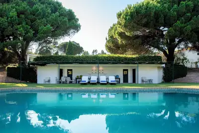Image de Séjour idyllique avec jardin et piscine privés