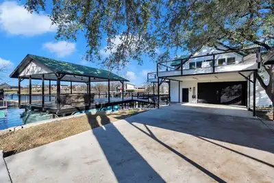 Image de Lakeside Lounge on Lake Lbj!
