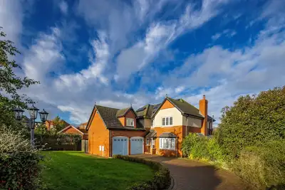 Image de Luxurious 4-Bedroom Detached Home Just Steps from the Beach –Best Coastal Living