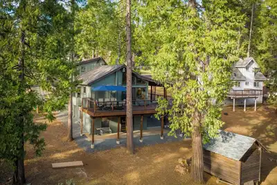Image de The NuttyBear 3-bedroom cabin with Hot Tub, Ac, WiFi in  Arnold California