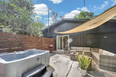 Image de Cozy Guest House w Hot Tub, Firepit & Private