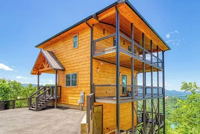 Image de Brand-new luxury cabin at the top of the mountain. Amazing Views. Sleeps 10!