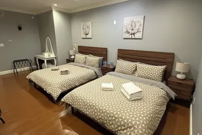Image de Newly furnished family room3 with 2 queen beds, shared bath and common space