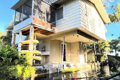 Image de Tree House Treasure - elevated home hovering over the lagoon with 4 kayaks!