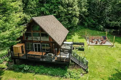 Image de Retro 70's Throwback Chalet-Sleeps 12-Game Room-Fire Pit-Bunk Room-Hot Tub-Sauna