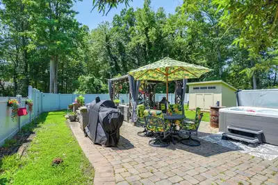 Image de Outdoor Oasis + Hot Tub: Maryland Home w/ Bar!