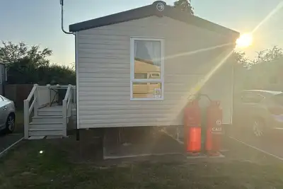 Image de Cosy caravan with decking at Oaklands Holiday Park in Essex ref 39042cf