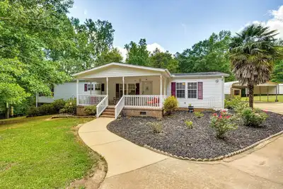 Image de 2 Mi to Dtwn: Retreat on 3 Acres in Pelzer!