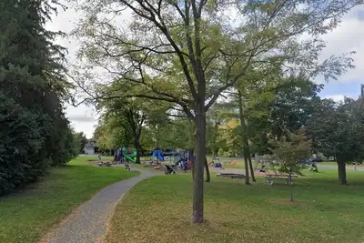 Image de Ottawa apt beside park & close to Bank St. Great for couples with kids/pets