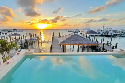 Image de Full House, Captain's Quarters, Outdoor living spaces, Swimming Pools, Boat Lift