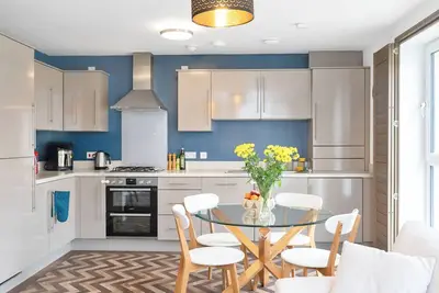 Image de Bright remote work haven | Close to Arthur's Seat & Holyrood Palace | 2 bedrooms