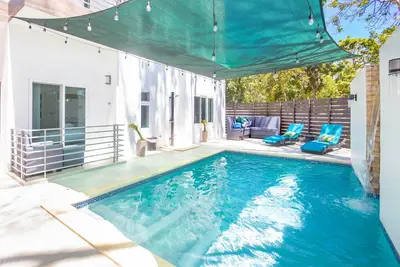 Image de Poolside Paradise: Flip Flop Getaway at Acqua di Mare, West Bay