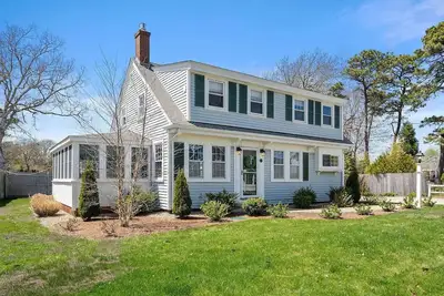 Image de Your Cape Cod Oasis- 3min walk to the beach!