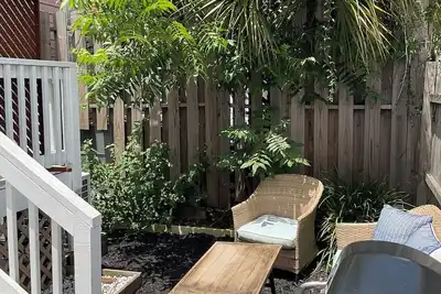 Image de Charlton's Charming Cottage is Southern Elegance with Modern Comfort