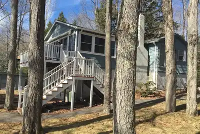 Image de Enjoy lakeside magic with 150 ft of frontage  with  amazing views and amenities!