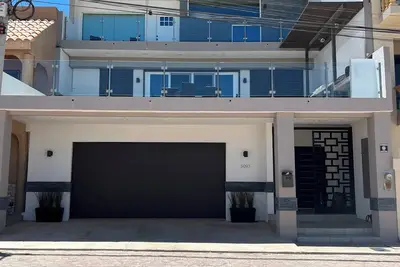 Image de Beautiful modern oceanview home! Just steps away from the beach!