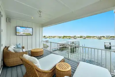Image de Harbor Haven @ Yacht Harbor | Boat Slip, Hot Tub, Private Elevator | My Beach Getaways