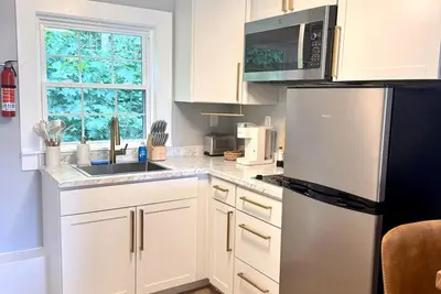 Image de Walk to Beach & Pier | 1br Suite with Pool & Kitchenette
