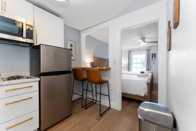 Image de Walk to Beach & Pier | 1br Suite with Pool & Kitchenette