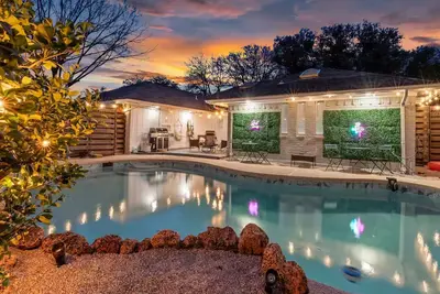 Image de Mini Golf | Pool | Game room | Stylish & Spacious | Wifi | Free Parking