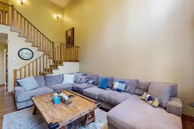 Image de Cozy townhouse with private hot tub, gas fireplace & ski-in/ski-out access