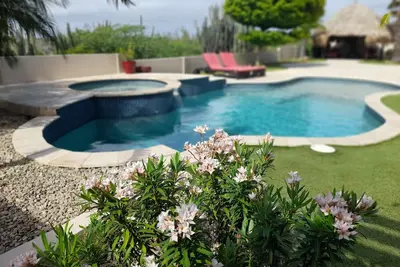Image de Dream Villa in Palm Beach - 2 minutes from high rise strip - amazing pool