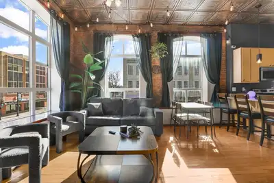 Image de Downtown View | In Unit Laundry | Parking | Queen Bed