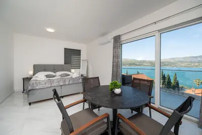 Image de Appartement d'une chambre avec le balcon et la vue sur le mer Mastrinka, Ciovo (A-24727-b)